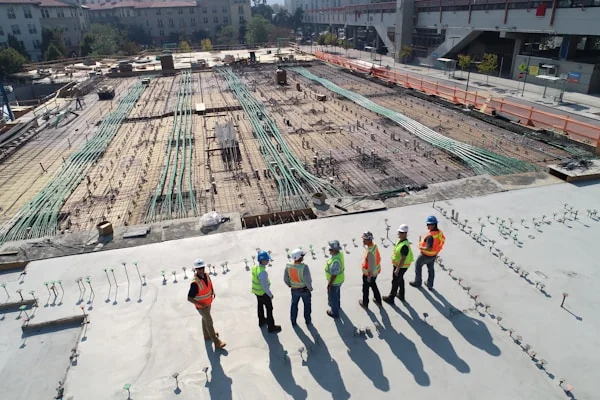 Chantier béton armé — granulats prémélange